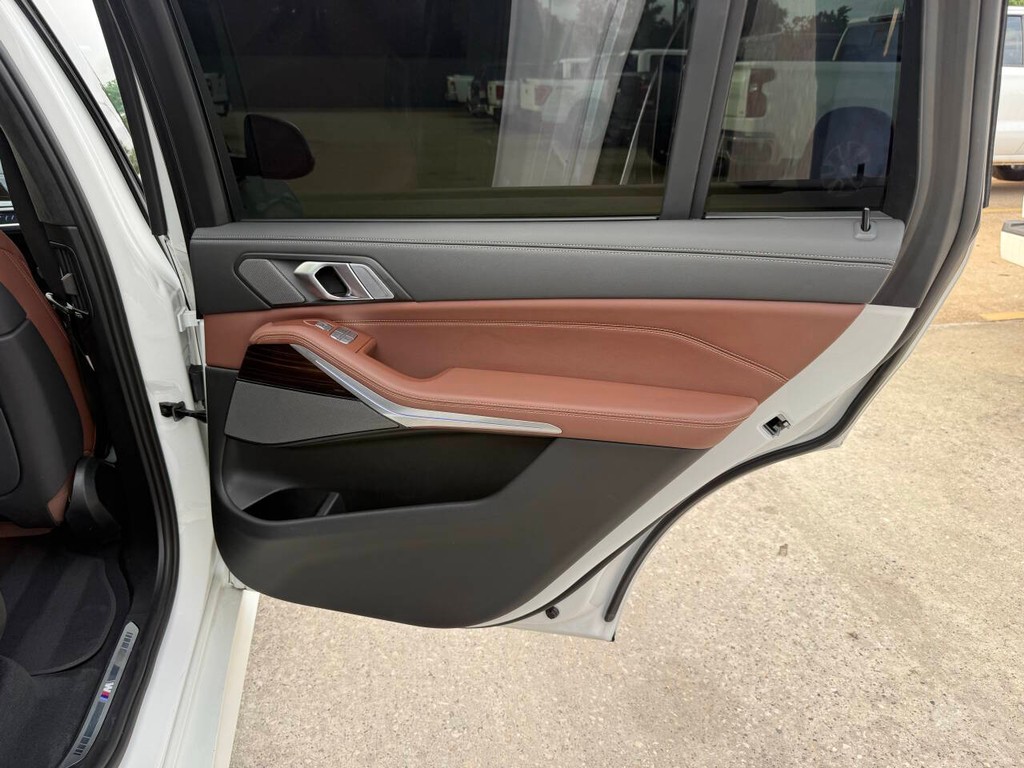 BMW X7 Vehicle Full-screen Gallery Image 18