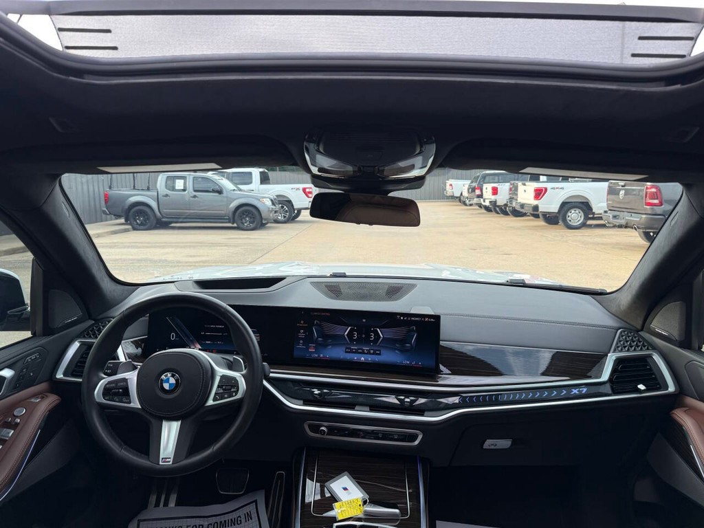 BMW X7 Vehicle Full-screen Gallery Image 19