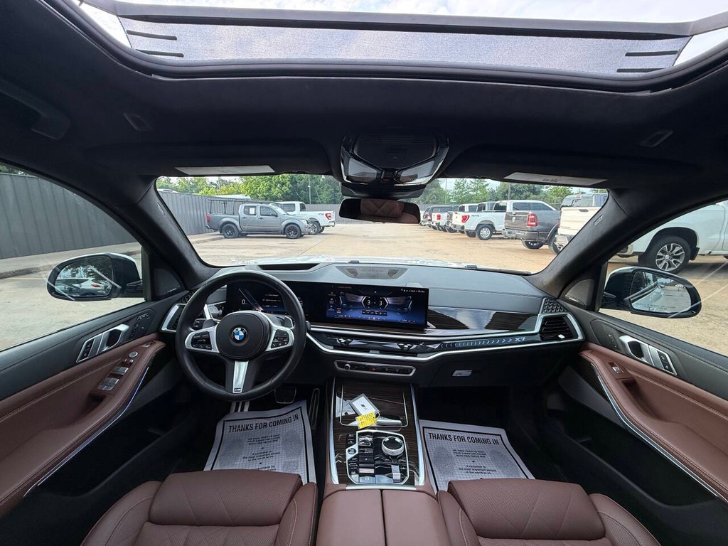BMW X7 Vehicle Full-screen Gallery Image 20