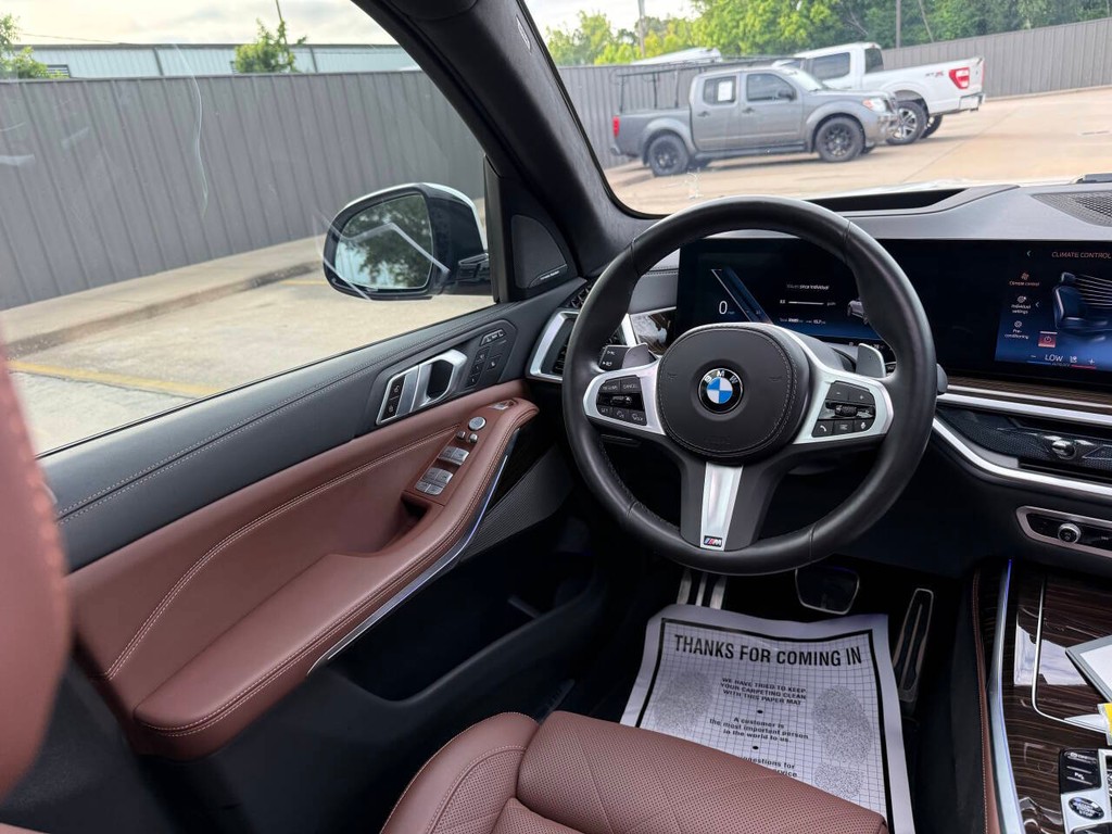 BMW X7 Vehicle Full-screen Gallery Image 21