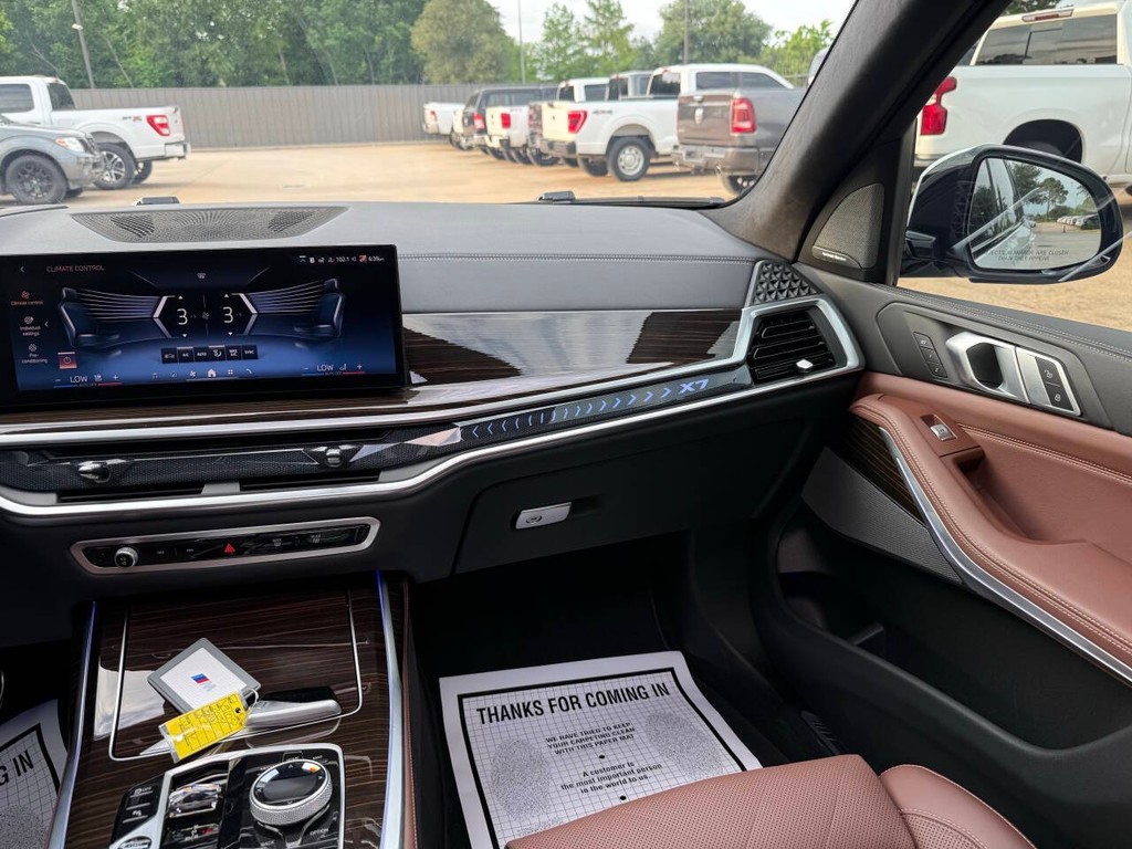 BMW X7 Vehicle Full-screen Gallery Image 22