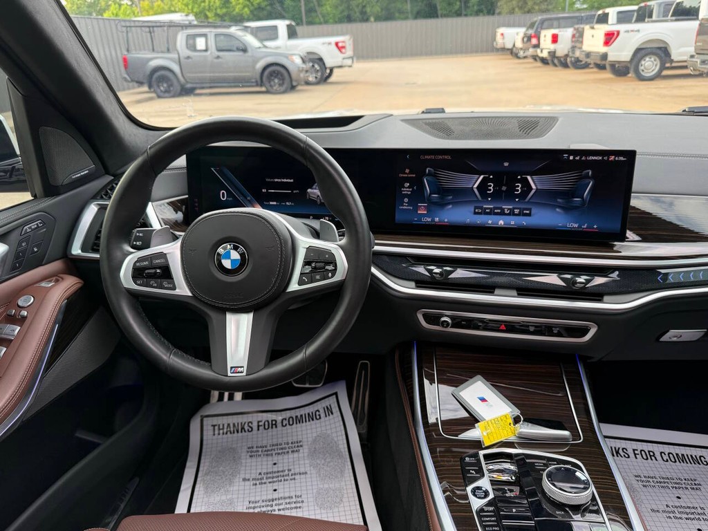 BMW X7 Vehicle Full-screen Gallery Image 23
