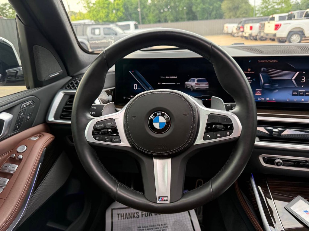 BMW X7 Vehicle Full-screen Gallery Image 24