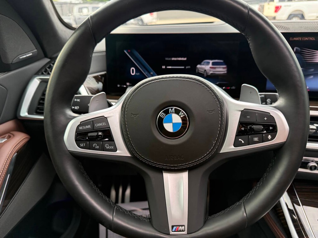 BMW X7 Vehicle Full-screen Gallery Image 25