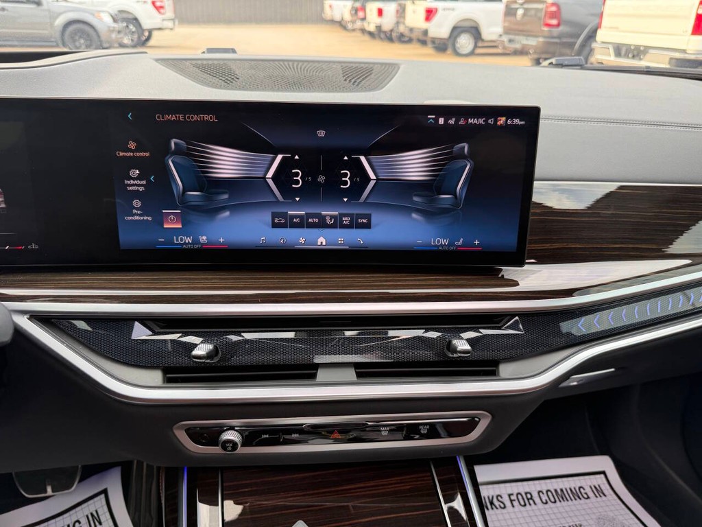 BMW X7 Vehicle Full-screen Gallery Image 26