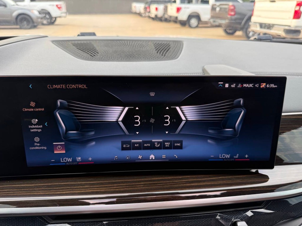 BMW X7 Vehicle Full-screen Gallery Image 27