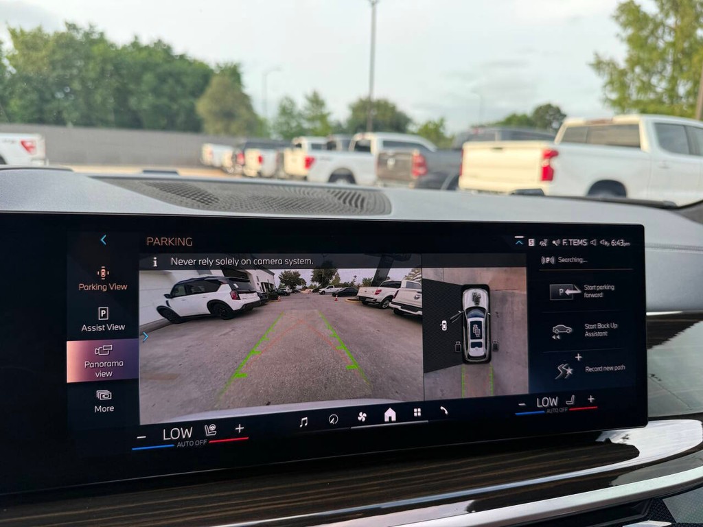 BMW X7 Vehicle Full-screen Gallery Image 29