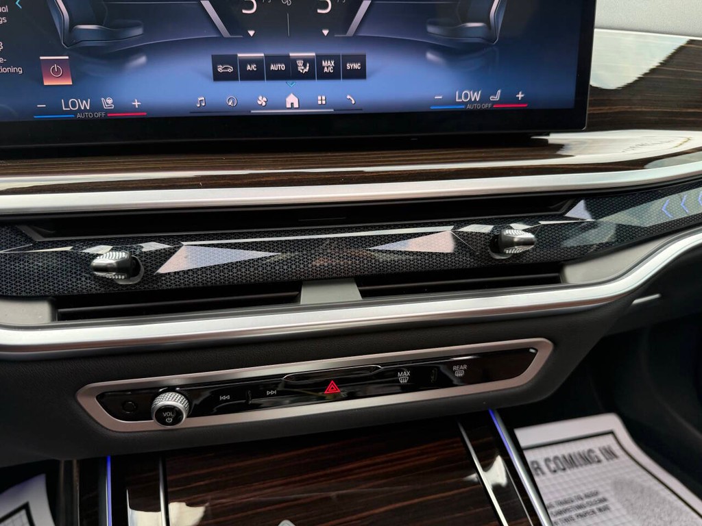 BMW X7 Vehicle Full-screen Gallery Image 30