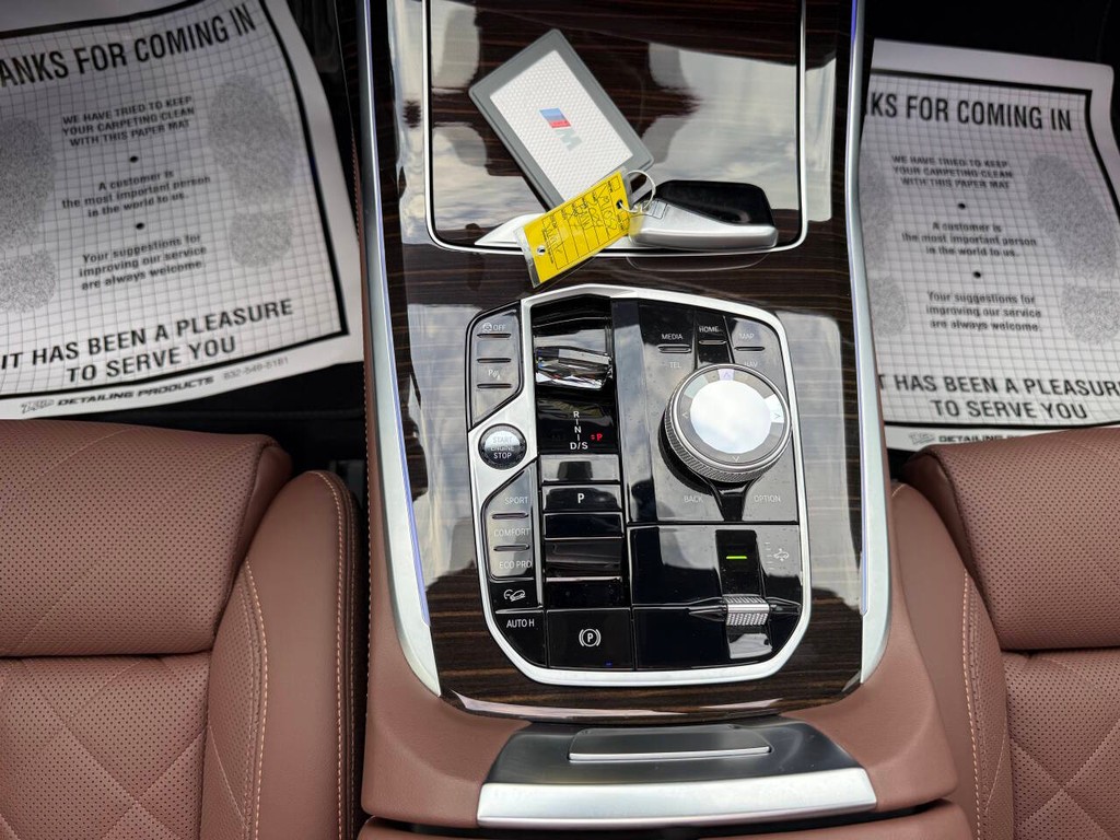 BMW X7 Vehicle Full-screen Gallery Image 31