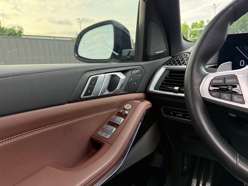 BMW X7 Vehicle Full-screen Gallery Image 32