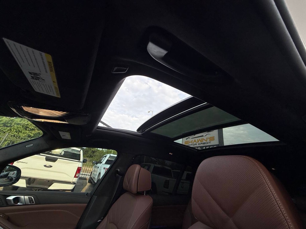 BMW X7 Vehicle Full-screen Gallery Image 33