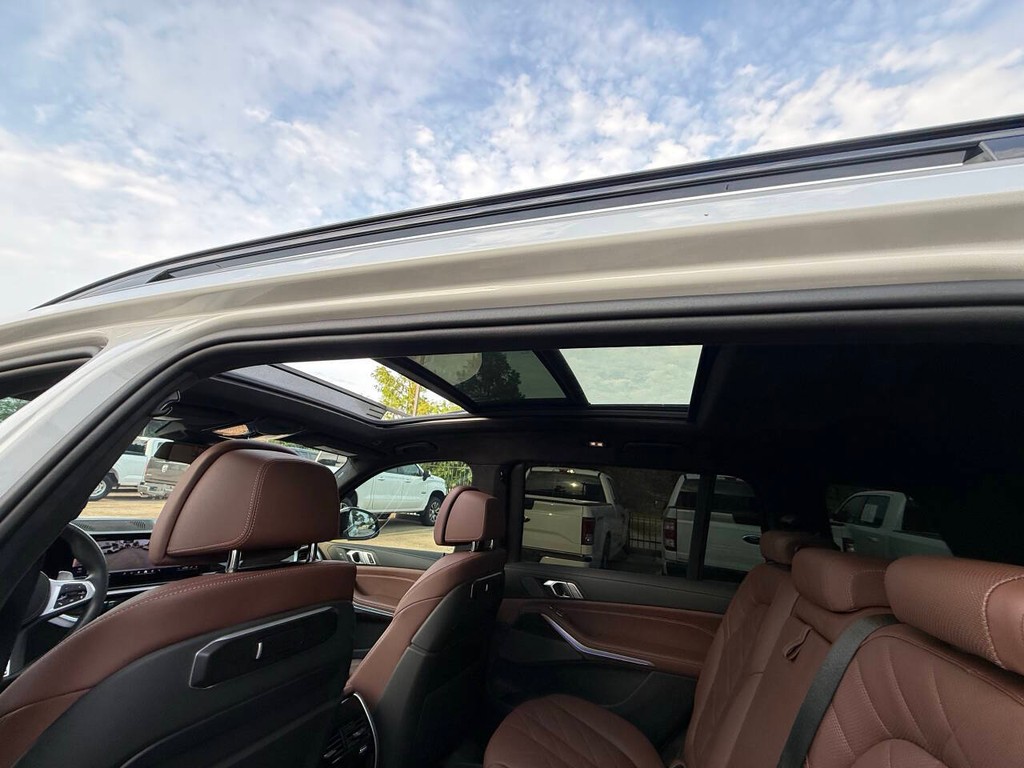 BMW X7 Vehicle Full-screen Gallery Image 34