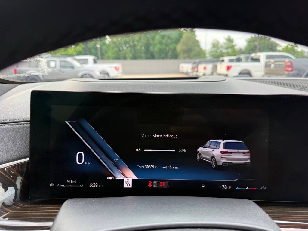 BMW X7 Vehicle Full-screen Gallery Image 35