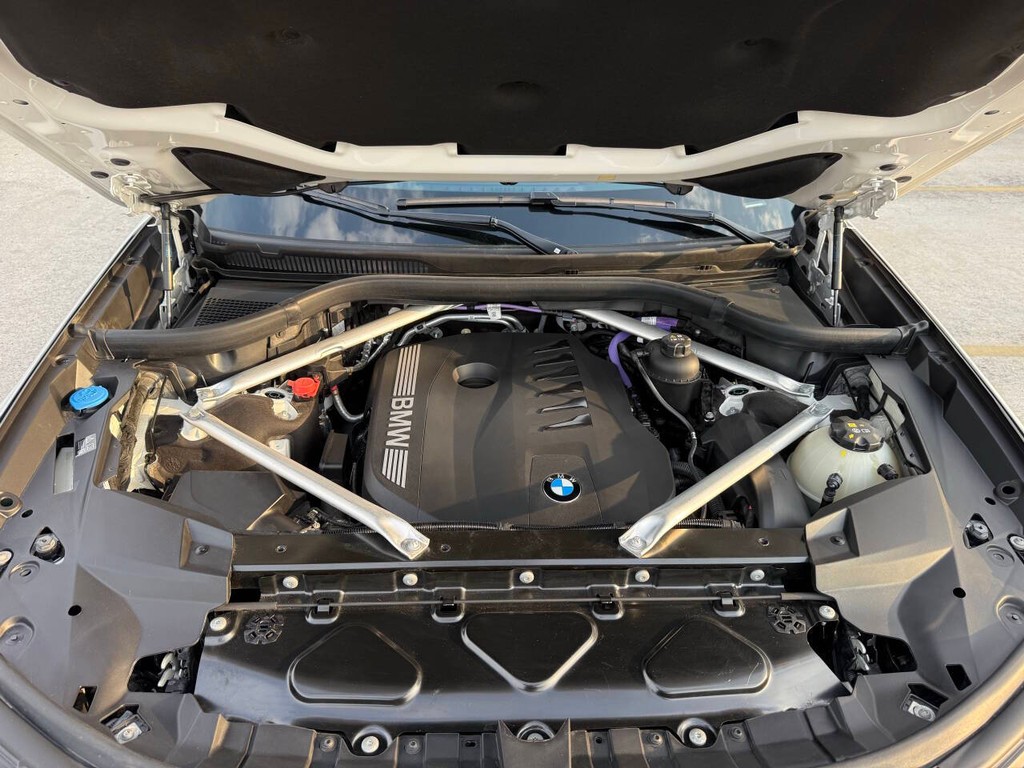 BMW X7 Vehicle Full-screen Gallery Image 38