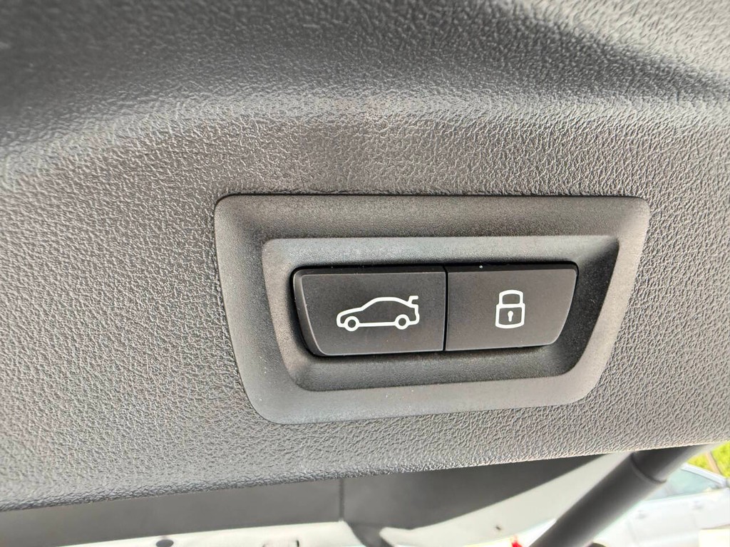 BMW X7 Vehicle Full-screen Gallery Image 41