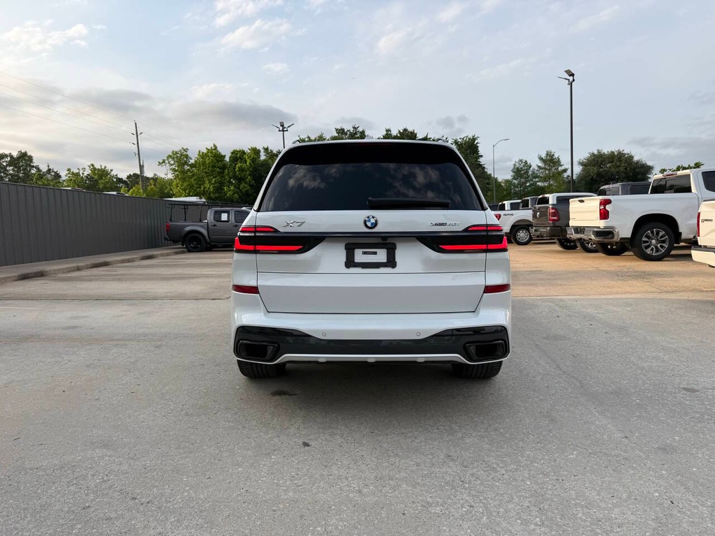 BMW X7 Vehicle Full-screen Gallery Image 42