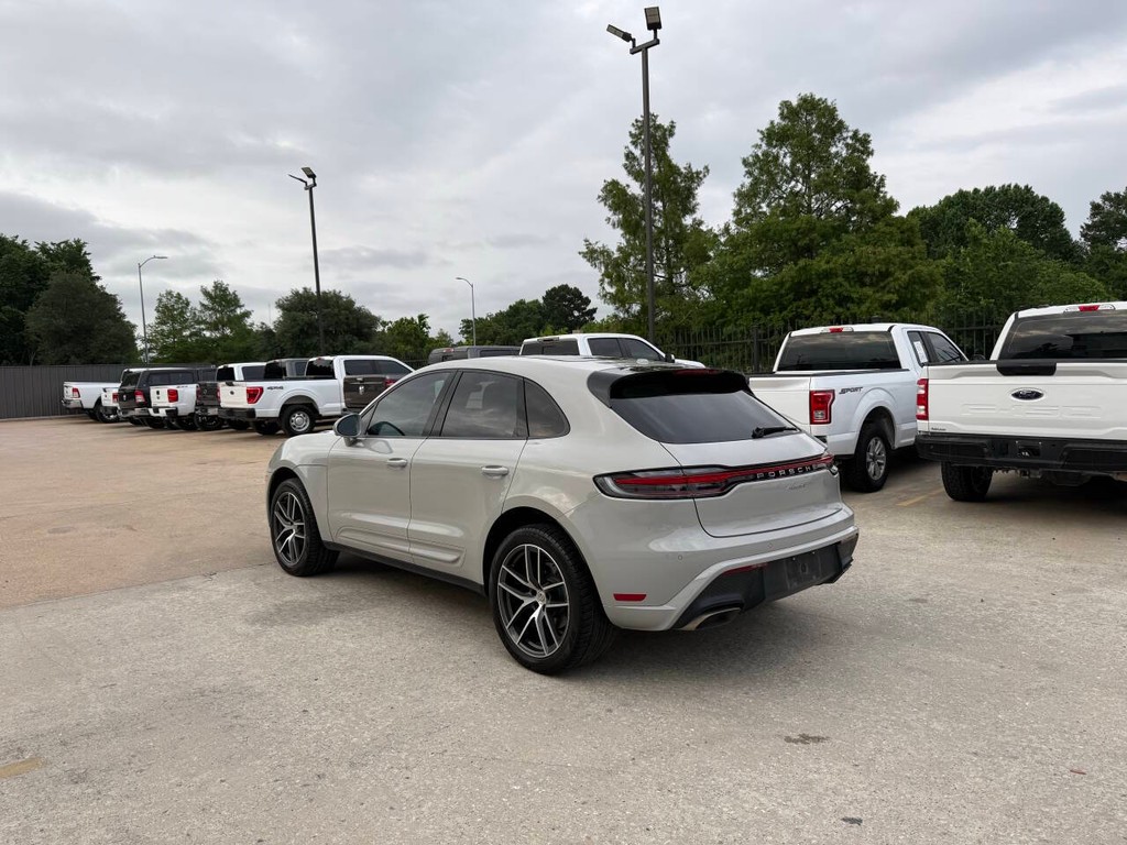 Porsche Macan Vehicle Full-screen Gallery Image 04