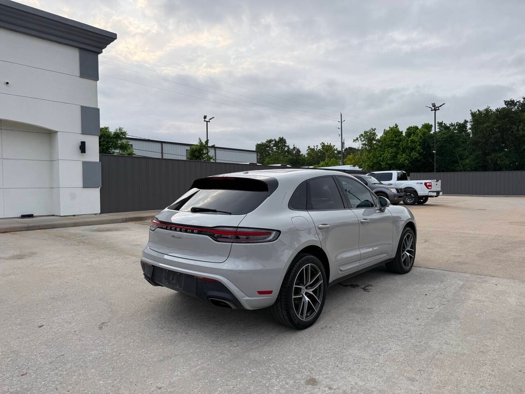 Porsche Macan Vehicle Full-screen Gallery Image 05