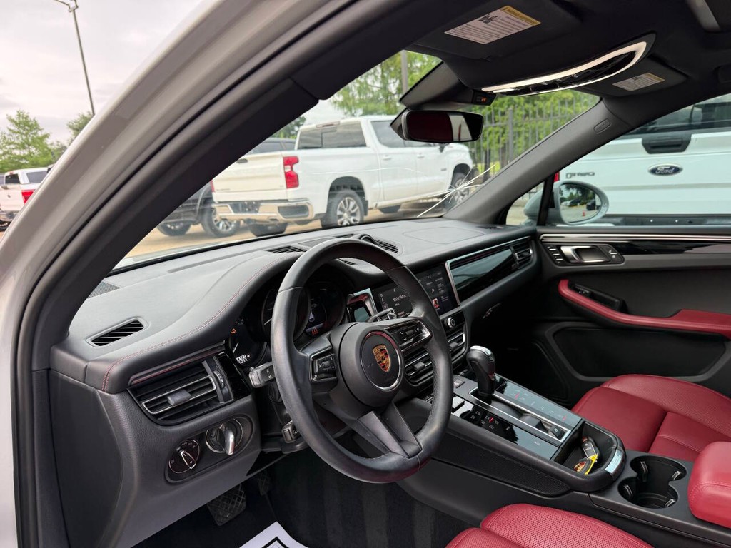 Porsche Macan Vehicle Full-screen Gallery Image 06