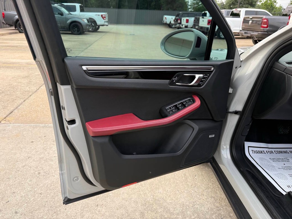 Porsche Macan Vehicle Full-screen Gallery Image 08