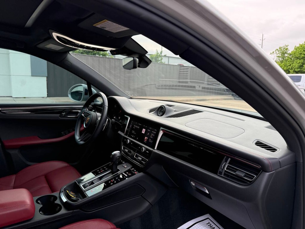 Porsche Macan Vehicle Full-screen Gallery Image 09