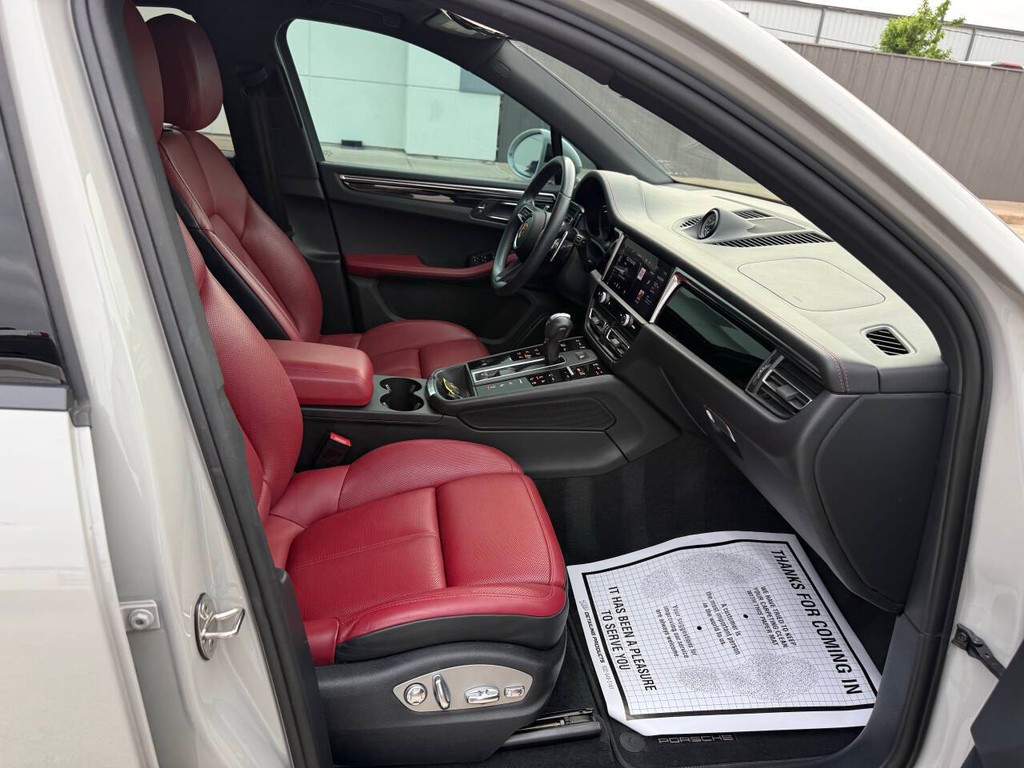 Porsche Macan Vehicle Full-screen Gallery Image 10