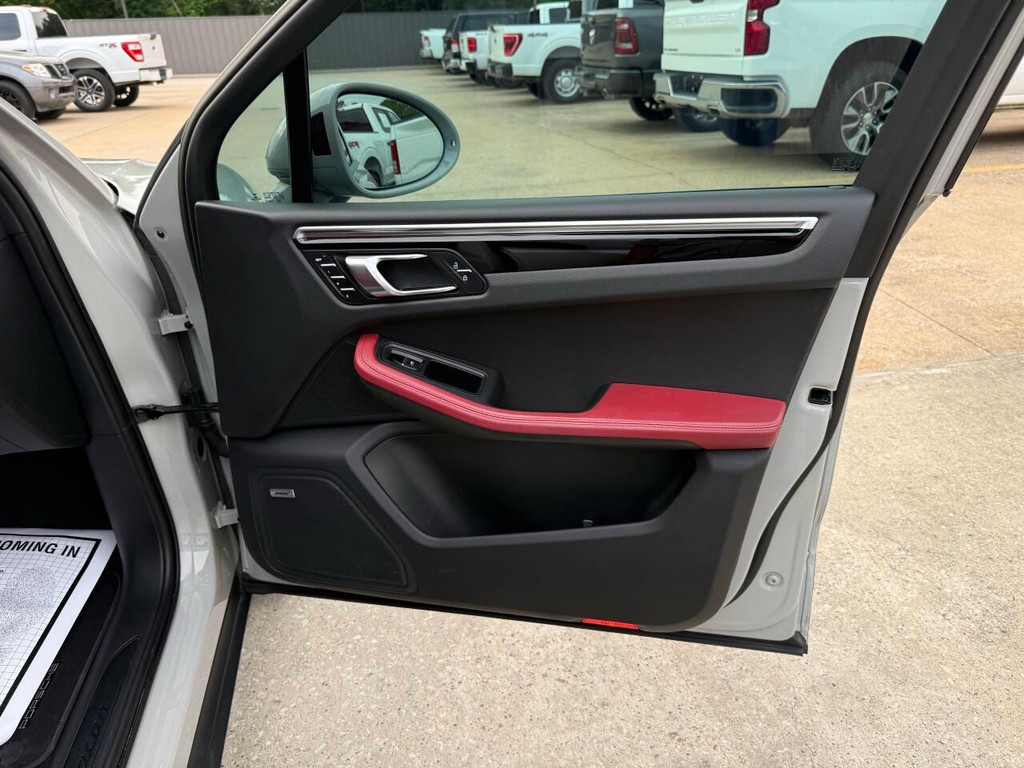 Porsche Macan Vehicle Full-screen Gallery Image 11