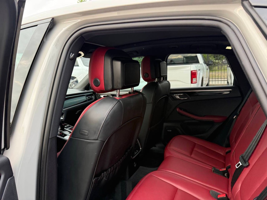 Porsche Macan Vehicle Full-screen Gallery Image 12