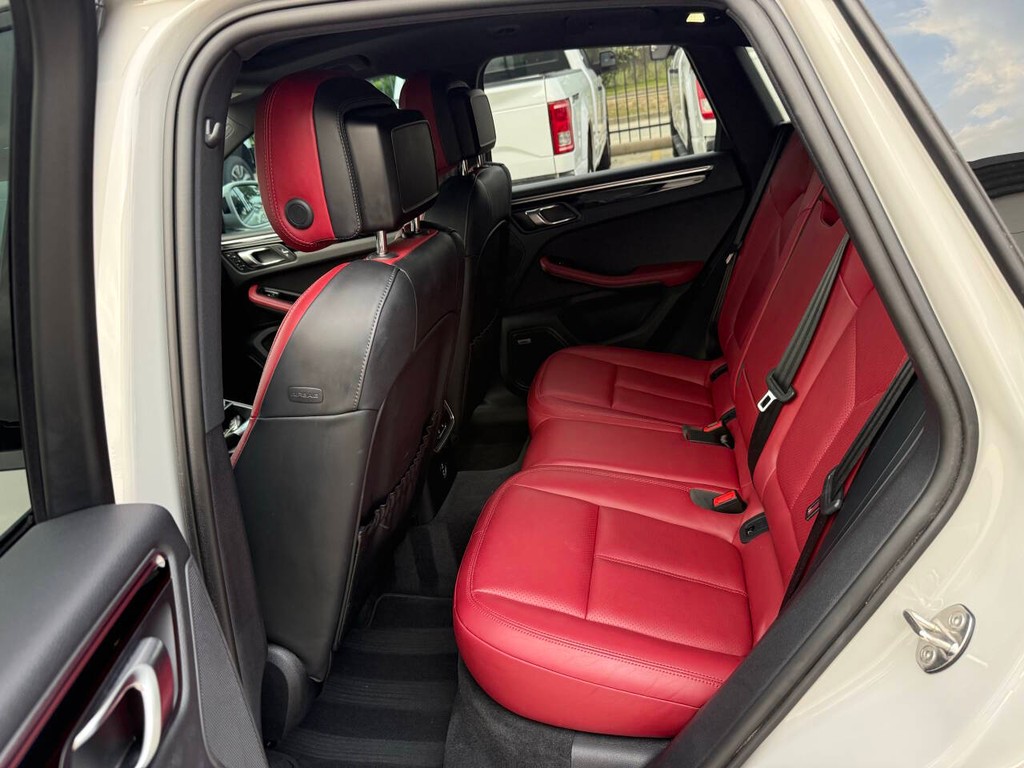 Porsche Macan Vehicle Full-screen Gallery Image 13