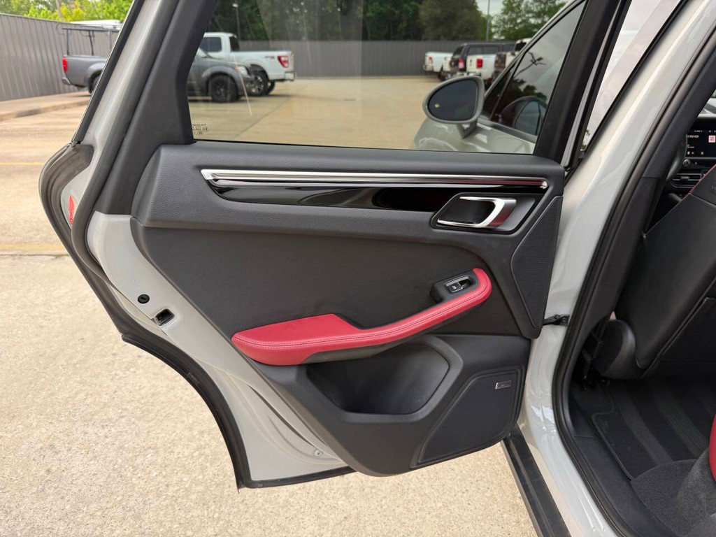 Porsche Macan Vehicle Full-screen Gallery Image 15