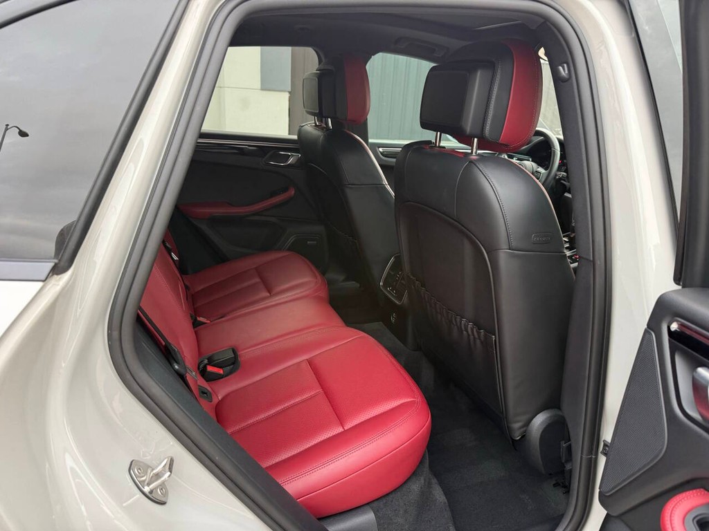 Porsche Macan Vehicle Full-screen Gallery Image 16