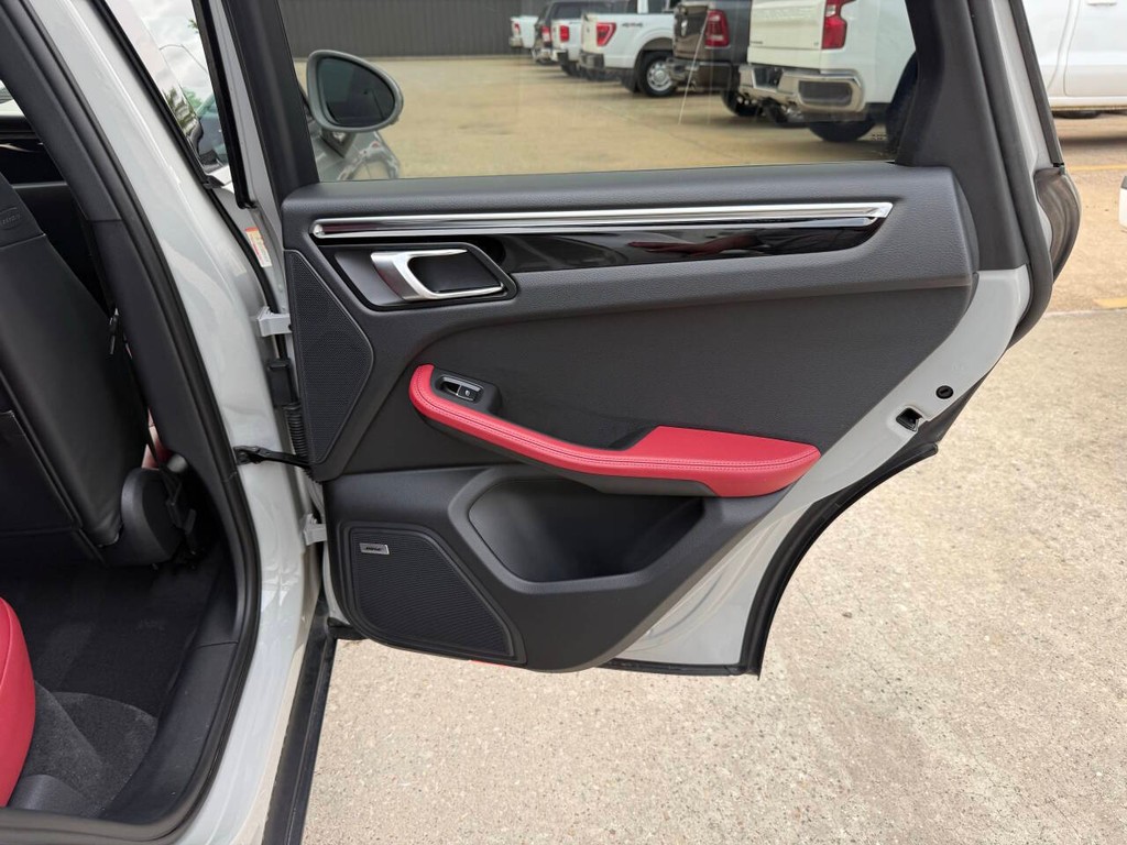 Porsche Macan Vehicle Full-screen Gallery Image 17