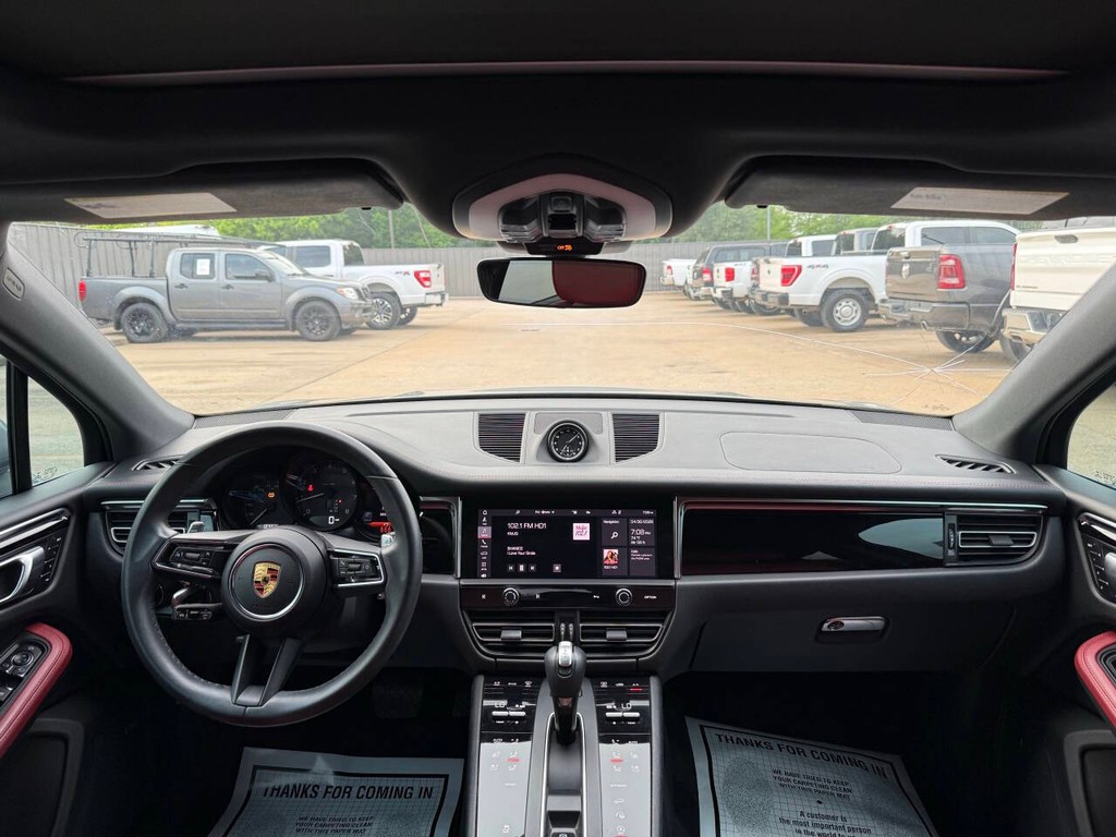 Porsche Macan Vehicle Full-screen Gallery Image 18