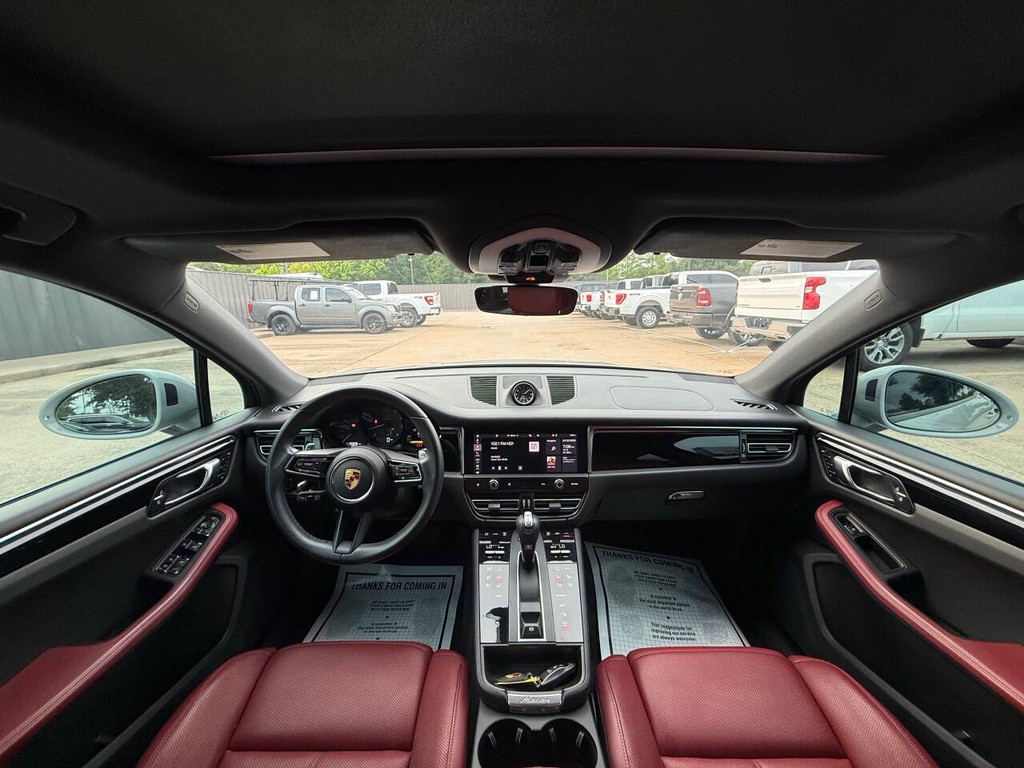 Porsche Macan Vehicle Full-screen Gallery Image 19