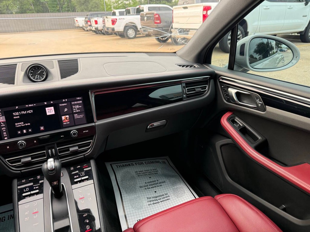Porsche Macan Vehicle Full-screen Gallery Image 21