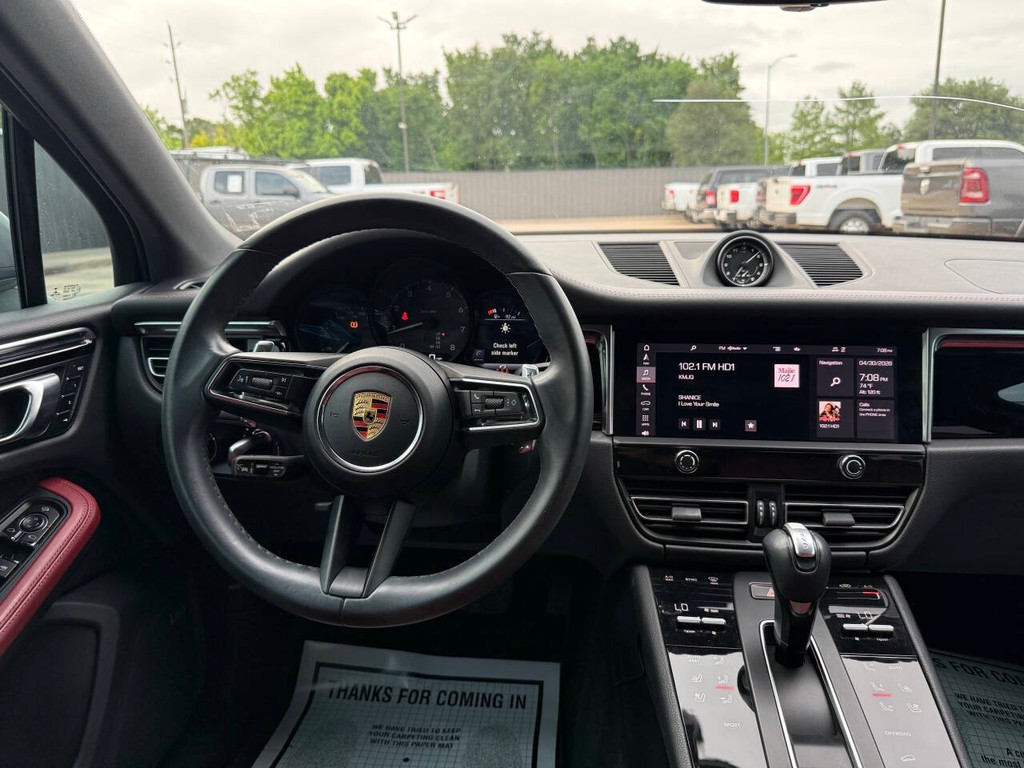 Porsche Macan Vehicle Full-screen Gallery Image 22