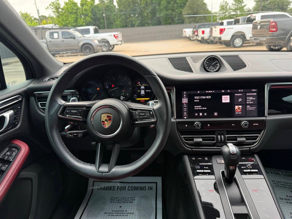 Porsche Macan Vehicle Full-screen Gallery Image 23