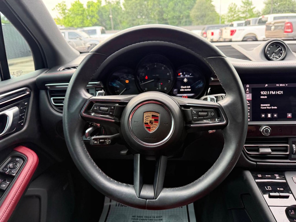 Porsche Macan Vehicle Full-screen Gallery Image 24