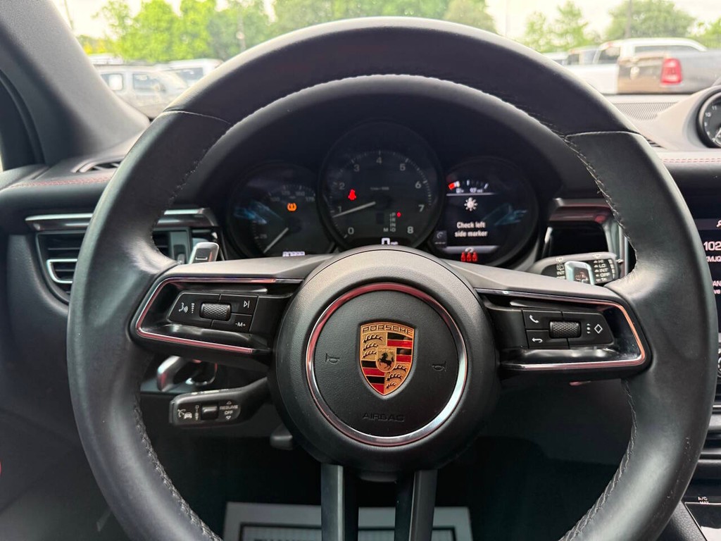 Porsche Macan Vehicle Full-screen Gallery Image 25