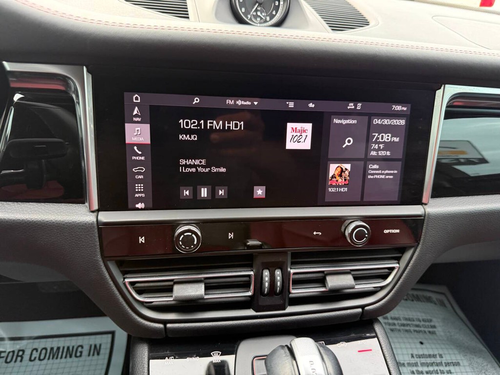 Porsche Macan Vehicle Full-screen Gallery Image 26