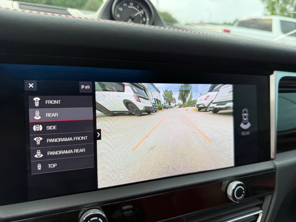 Porsche Macan Vehicle Full-screen Gallery Image 27