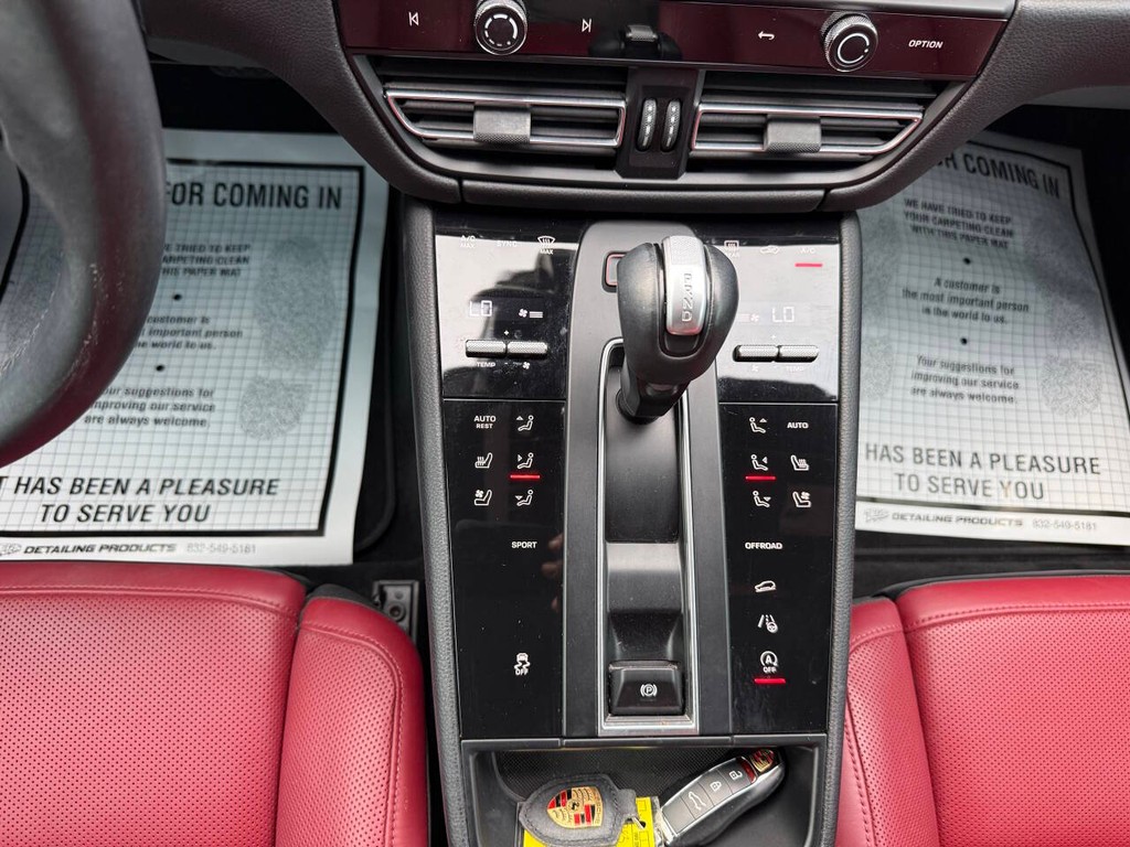 Porsche Macan Vehicle Full-screen Gallery Image 30