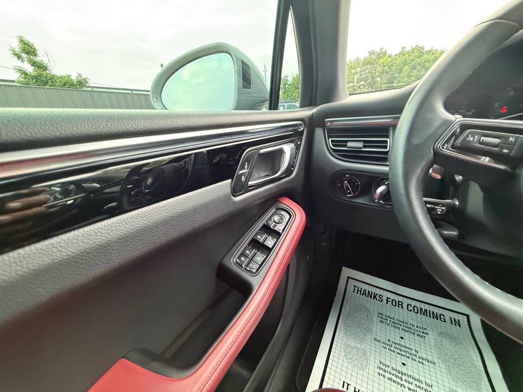 Porsche Macan Vehicle Full-screen Gallery Image 32
