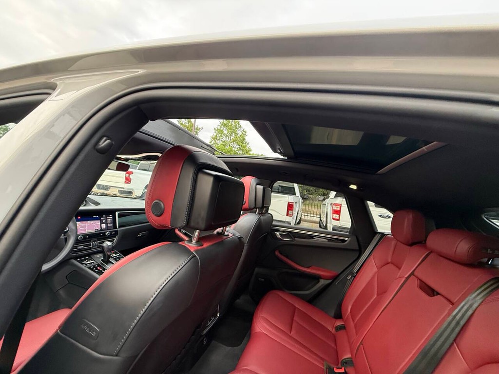 Porsche Macan Vehicle Full-screen Gallery Image 33