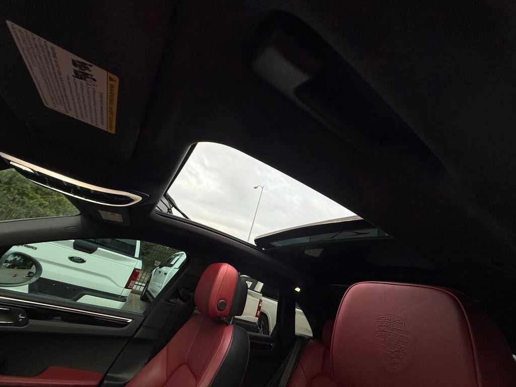 Porsche Macan Vehicle Full-screen Gallery Image 34
