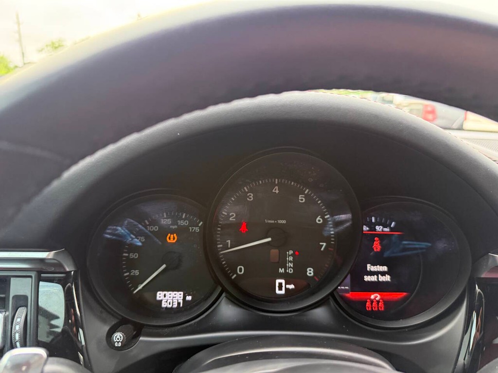 Porsche Macan Vehicle Full-screen Gallery Image 36