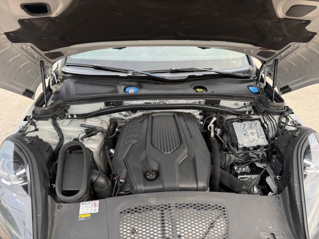 Porsche Macan Vehicle Full-screen Gallery Image 39
