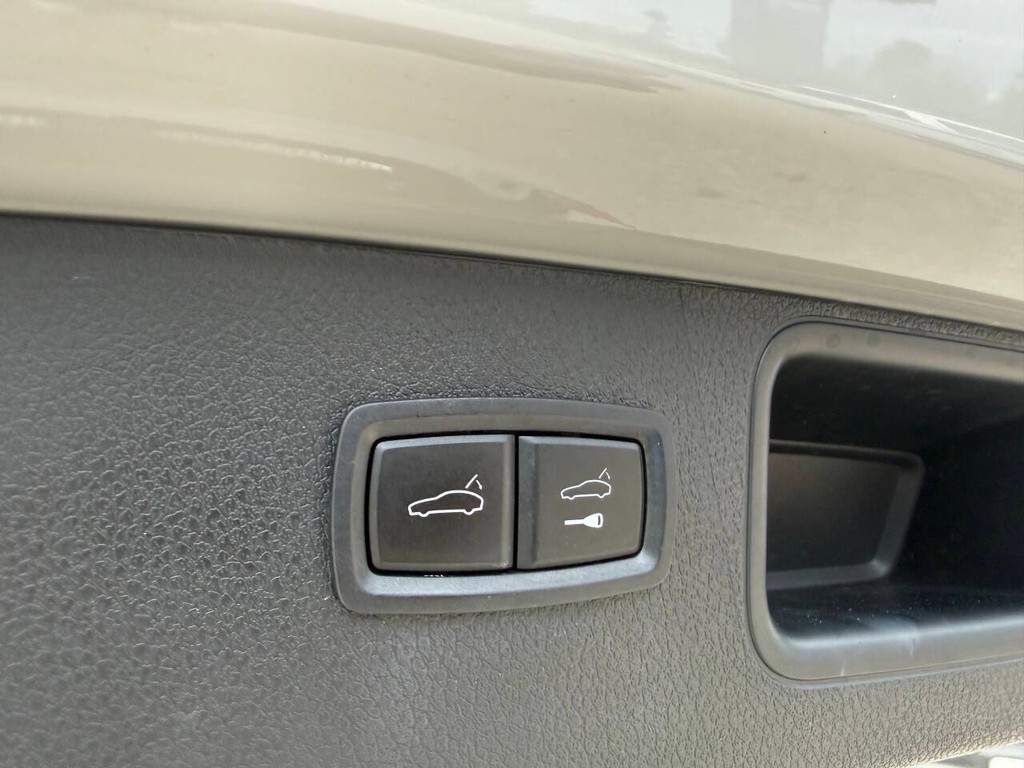Porsche Macan Vehicle Full-screen Gallery Image 41
