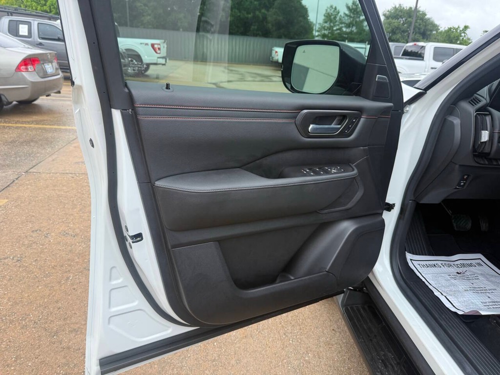 Nissan Armada Vehicle Full-screen Gallery Image 08
