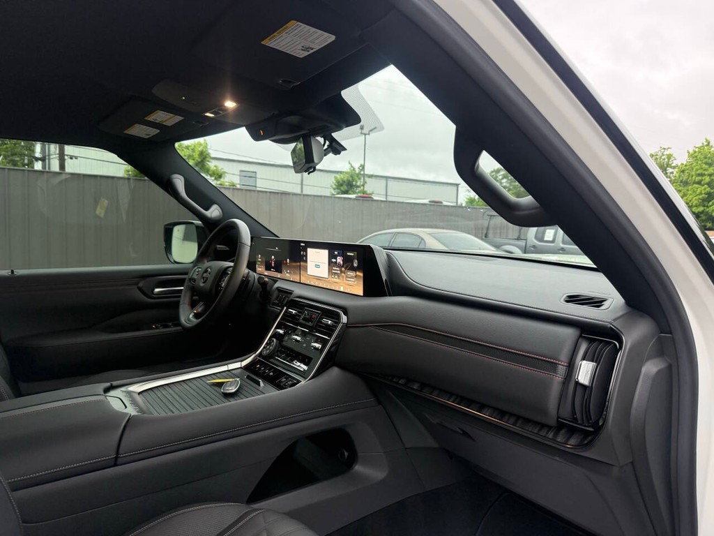 Nissan Armada Vehicle Full-screen Gallery Image 09